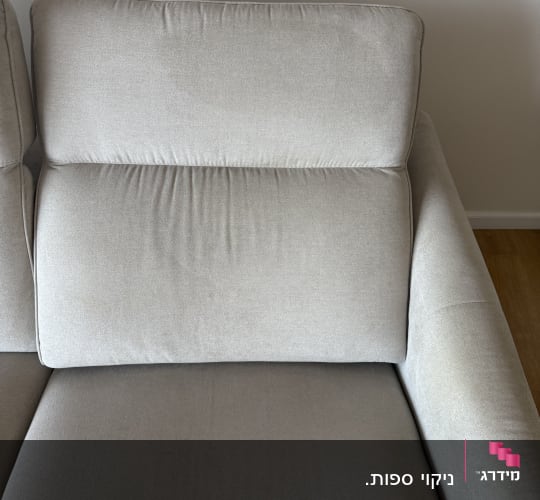 ספה אפורה נקייה ומסודרת בחדר